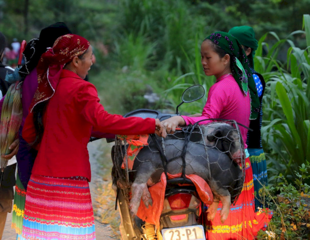 People go to the market when it is not yet dawn